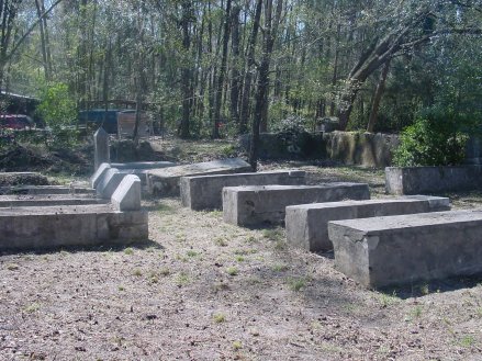 http://paranormalghostsociety.org/wwwroot/Investigations/Haile%20Plantation/plantationgraves1.jpg